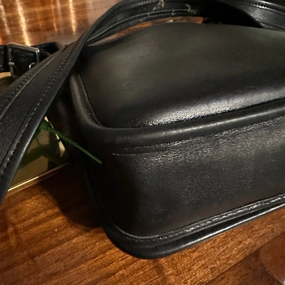 Legacy Vintage Coach. No. LOZ -9145. 1990s. Magnetic Flap Crossbody